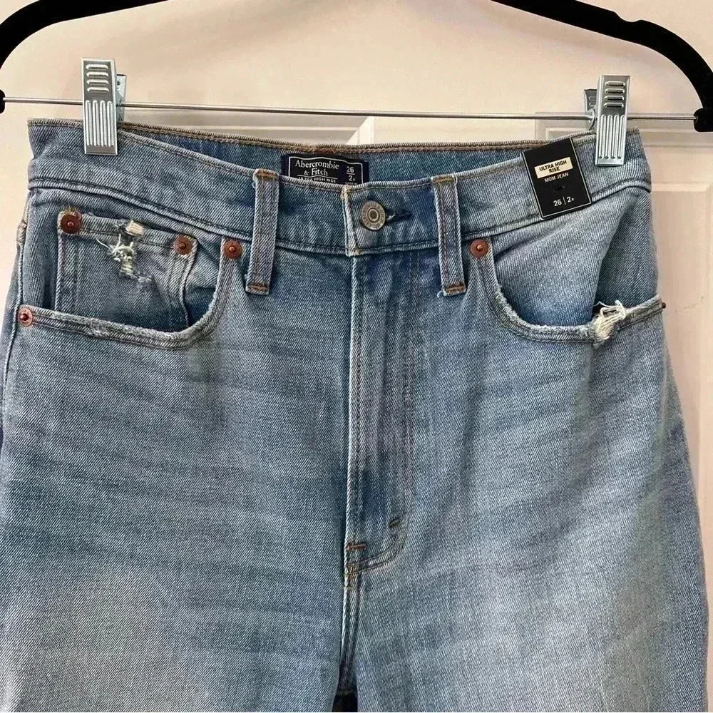 Nwt Abercrombie &‎ Fitch Ultra High Rise Mom Jeans Thrashed Denim Womens 26 2R